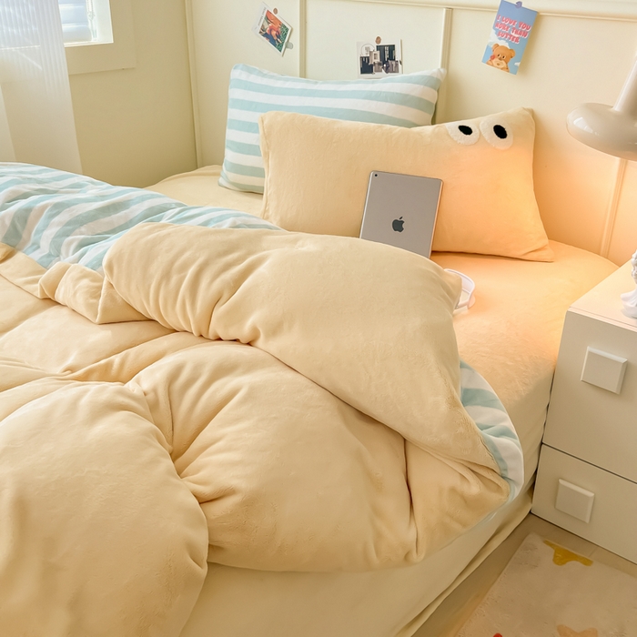 91家纺网 家纺一手货源 找家纺 悦织湾家纺 2025新款简约牛奶绒眼睛系列纯色条纹轻奢时尚卡通冬季加厚保暖学生宿舍三四件套 简约牛奶绒浅黄十条兰灰