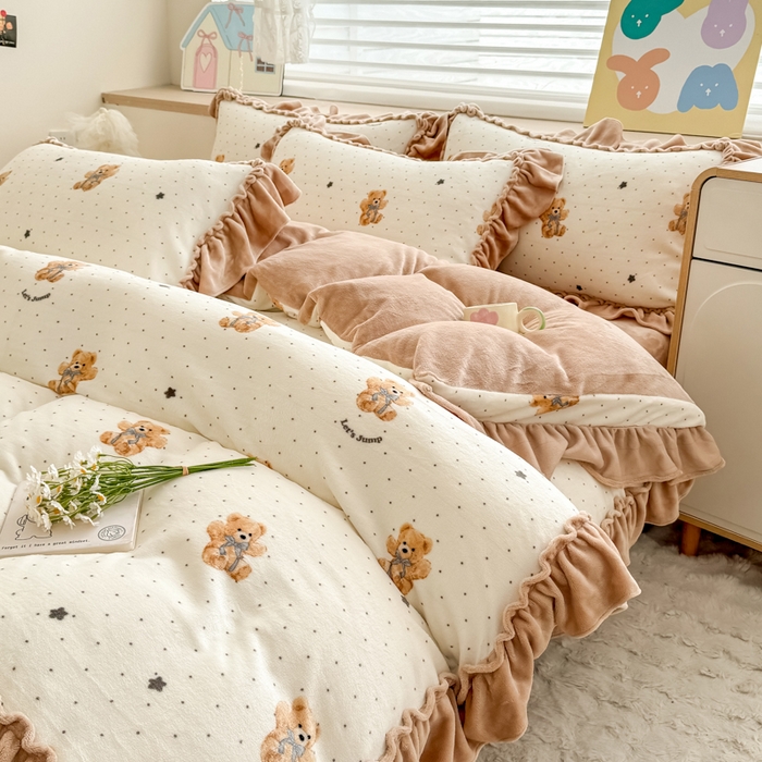 91家纺网 家纺一手货源 找家纺 橘子家 2025轻奢法式花边公主风婴儿绒牛奶绒高克重四件套 小熊抱抱