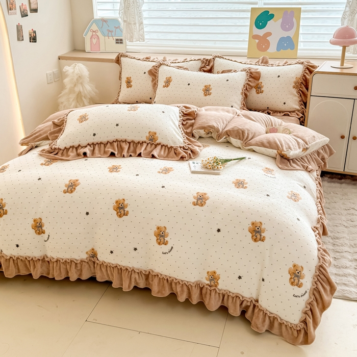 91家纺网 家纺一手货源 找家纺 橘子家 2025轻奢法式花边公主风婴儿绒牛奶绒高克重四件套 小熊抱抱