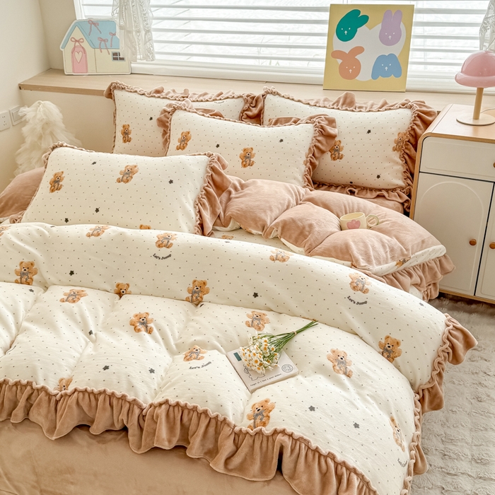 91家纺网 家纺一手货源 找家纺 橘子家 2025轻奢法式花边公主风婴儿绒牛奶绒高克重四件套 小熊抱抱