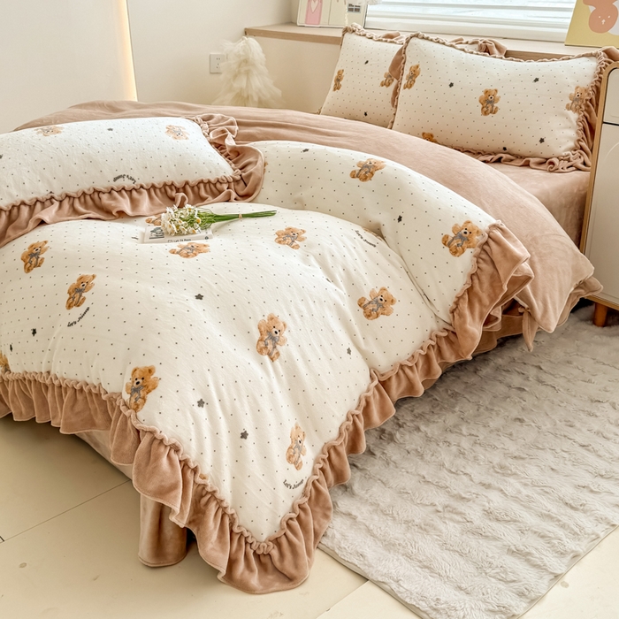 91家纺网 家纺一手货源 找家纺 橘子家 2025轻奢法式花边公主风婴儿绒牛奶绒高克重四件套 小熊抱抱