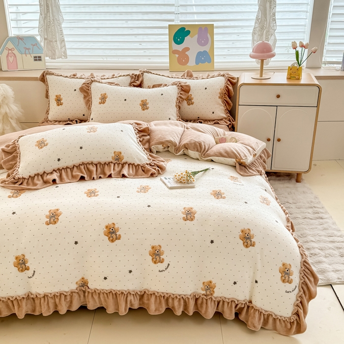 91家纺网 家纺一手货源 找家纺 橘子家 2025轻奢法式花边公主风婴儿绒牛奶绒高克重四件套 小熊抱抱