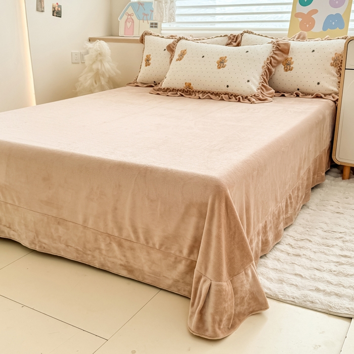 91家纺网 家纺一手货源 找家纺 橘子家 2025轻奢法式花边公主风婴儿绒牛奶绒高克重四件套 小熊抱抱