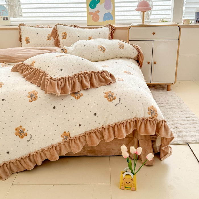 91家纺网 家纺一手货源 找家纺 橘子家 2025轻奢法式花边公主风婴儿绒牛奶绒高克重四件套 小熊抱抱