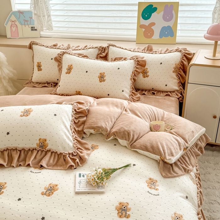 91家纺网 家纺一手货源 找家纺 橘子家 2025轻奢法式花边公主风婴儿绒牛奶绒高克重四件套 小熊抱抱