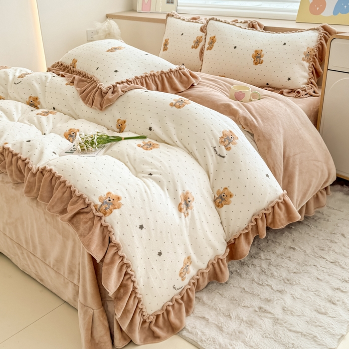 91家纺网 家纺一手货源 找家纺 橘子家 2025轻奢法式花边公主风婴儿绒牛奶绒高克重四件套 小熊抱抱