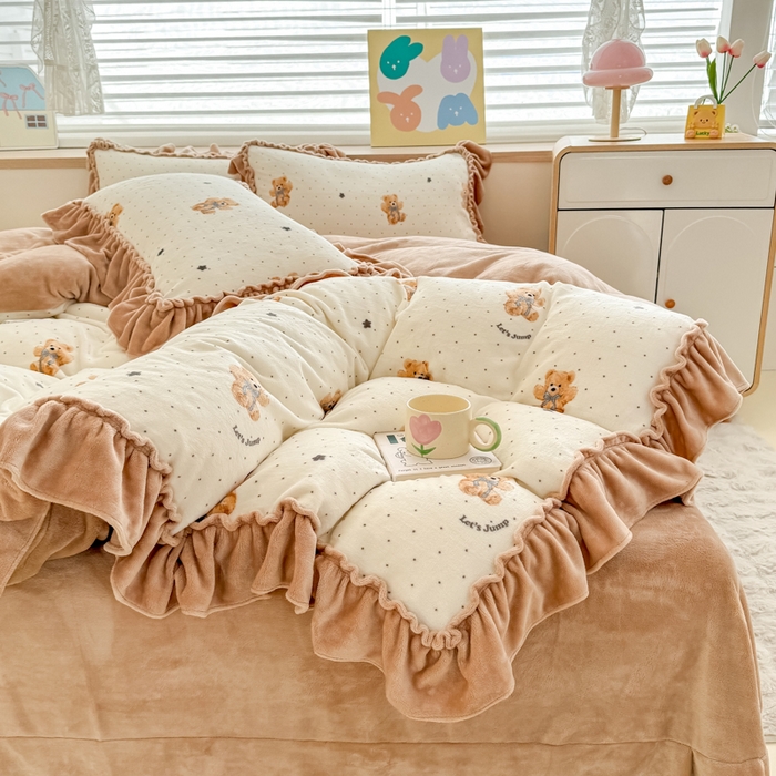 91家纺网 家纺一手货源 找家纺 橘子家 2025轻奢法式花边公主风婴儿绒牛奶绒高克重四件套 小熊抱抱