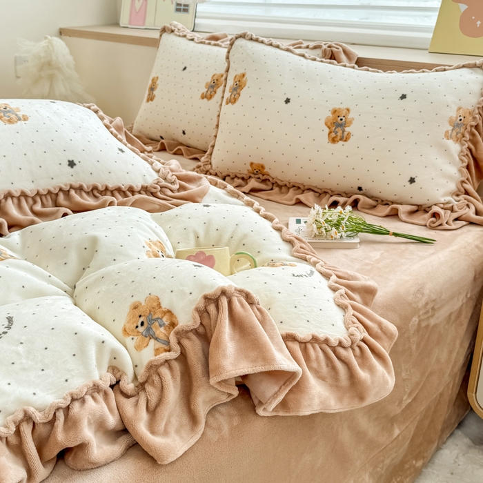 91家纺网 家纺一手货源 找家纺 橘子家 2025轻奢法式花边公主风婴儿绒牛奶绒高克重四件套 小熊抱抱