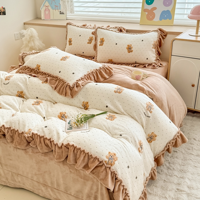 91家纺网 家纺一手货源 找家纺 橘子家 2025轻奢法式花边公主风婴儿绒牛奶绒高克重四件套 小熊抱抱