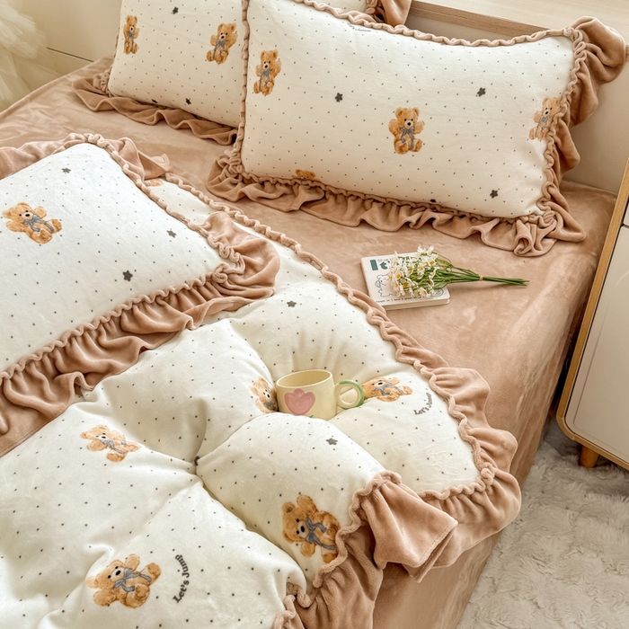 91家纺网 家纺一手货源 找家纺 橘子家 2025轻奢法式花边公主风婴儿绒牛奶绒高克重四件套 小熊抱抱