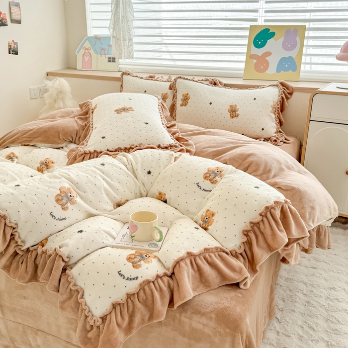 91家纺网 家纺一手货源 找家纺 橘子家 2025轻奢法式花边公主风婴儿绒牛奶绒高克重四件套 小熊抱抱