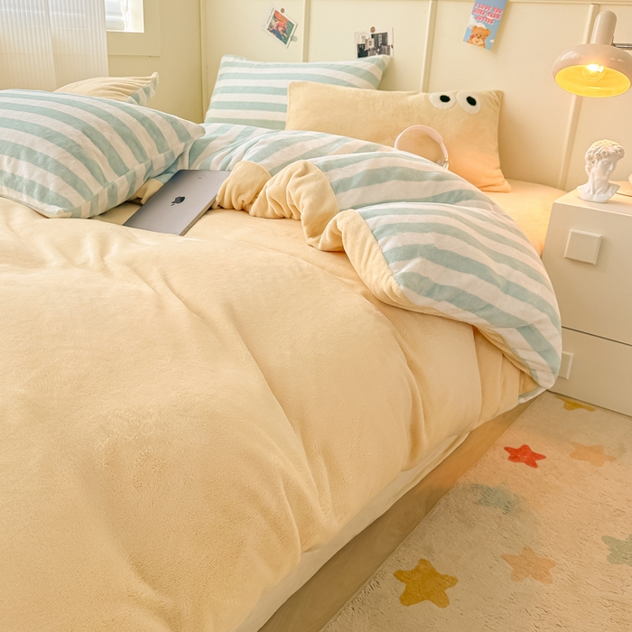 91家纺网 家纺一手货源 找家纺 悦织湾家纺 2025新款简约牛奶绒眼睛系列纯色条纹轻奢时尚卡通冬季加厚保暖学生宿舍三四件套 简约牛奶绒浅黄十条兰灰