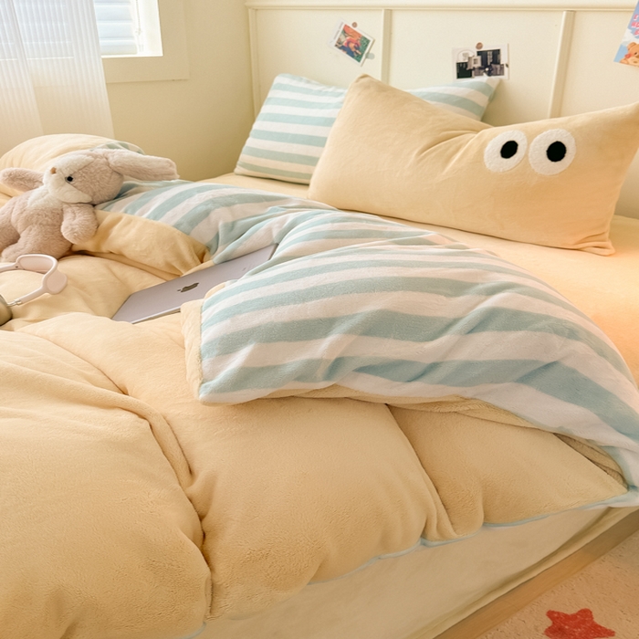 91家纺网 家纺一手货源 找家纺 悦织湾家纺 2025新款简约牛奶绒眼睛系列纯色条纹轻奢时尚卡通冬季加厚保暖学生宿舍三四件套 简约牛奶绒浅黄十条兰灰