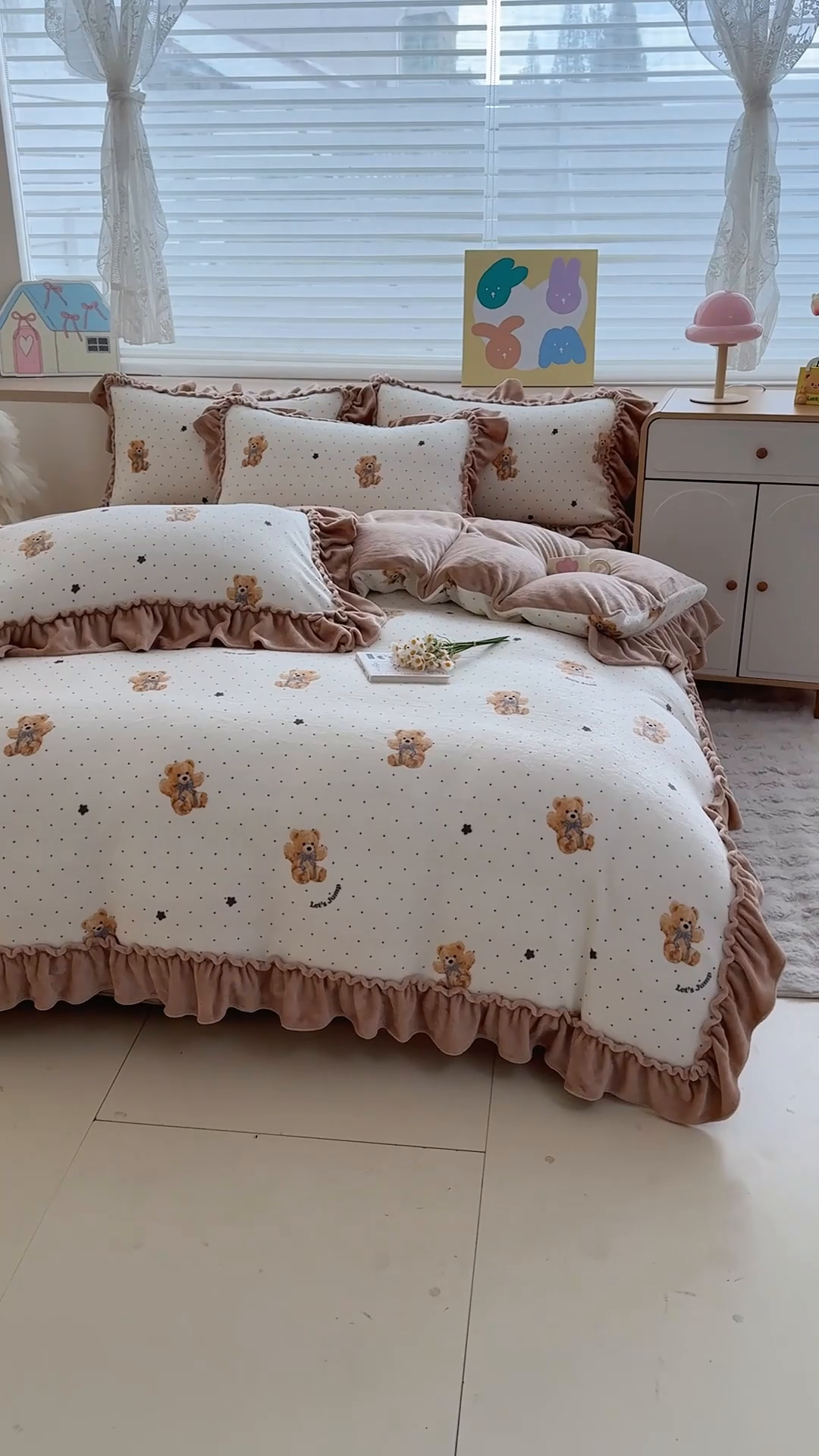 91家纺网 家纺一手货源 找家纺 橘子家 2025轻奢法式花边公主风婴儿绒牛奶绒高克重四件套 小熊抱抱