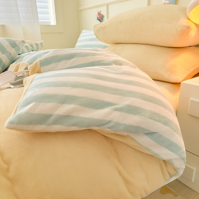 91家纺网 家纺一手货源 找家纺 悦织湾家纺 2025新款简约牛奶绒眼睛系列纯色条纹轻奢时尚卡通冬季加厚保暖学生宿舍三四件套 简约牛奶绒浅黄十条兰灰