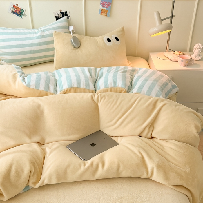 91家纺网 家纺一手货源 找家纺 悦织湾家纺 2025新款简约牛奶绒眼睛系列纯色条纹轻奢时尚卡通冬季加厚保暖学生宿舍三四件套 简约牛奶绒浅黄十条兰灰