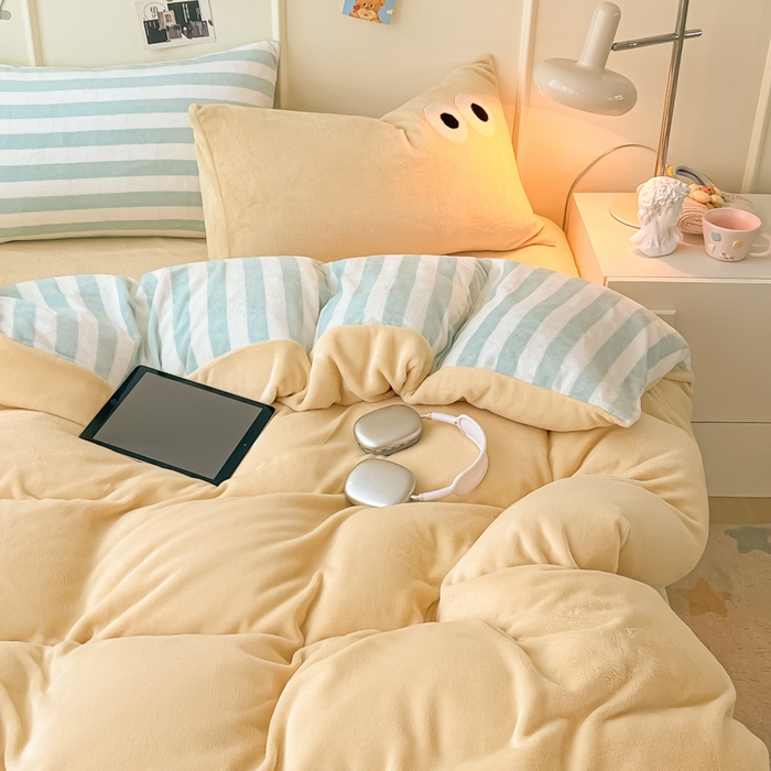 91家纺网 家纺一手货源 找家纺 悦织湾家纺 2025新款简约牛奶绒眼睛系列纯色条纹轻奢时尚卡通冬季加厚保暖学生宿舍三四件套 简约牛奶绒浅黄十条兰灰