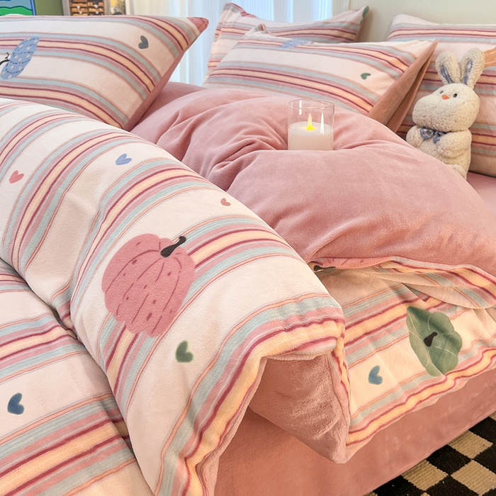 91家纺网 家纺一手货源 找家纺 HL原创 2025新款牛奶绒四件套 彩条南瓜