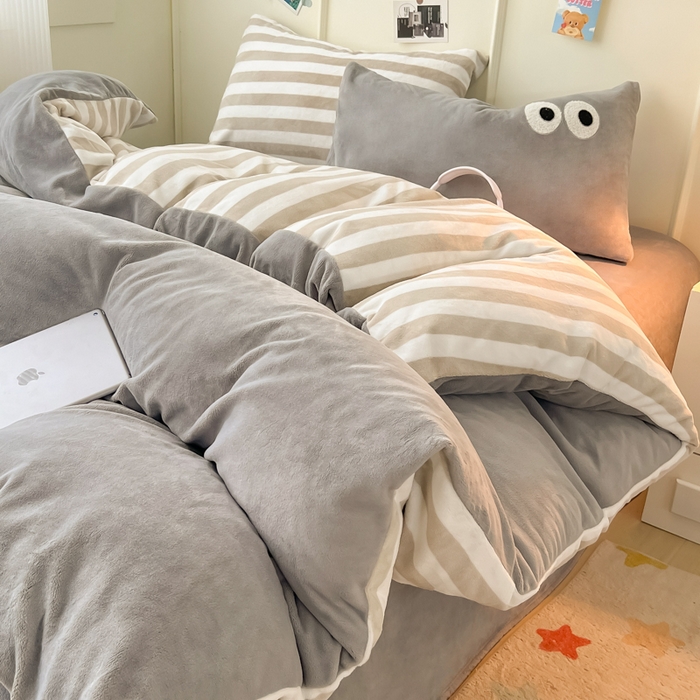 悦织湾家纺 2025新款简约牛奶绒眼睛系列纯色条纹轻奢时尚卡通冬季加厚保暖学生宿舍三四件套 简约牛奶绒浅灰+条纹咖