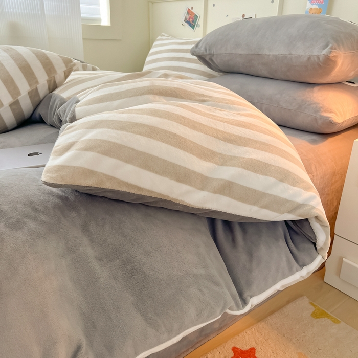 91家纺网 家纺一手货源 找家纺 悦织湾家纺 2025新款简约牛奶绒眼睛系列纯色条纹轻奢时尚卡通冬季加厚保暖学生宿舍三四件套 简约牛奶绒浅灰+条纹咖