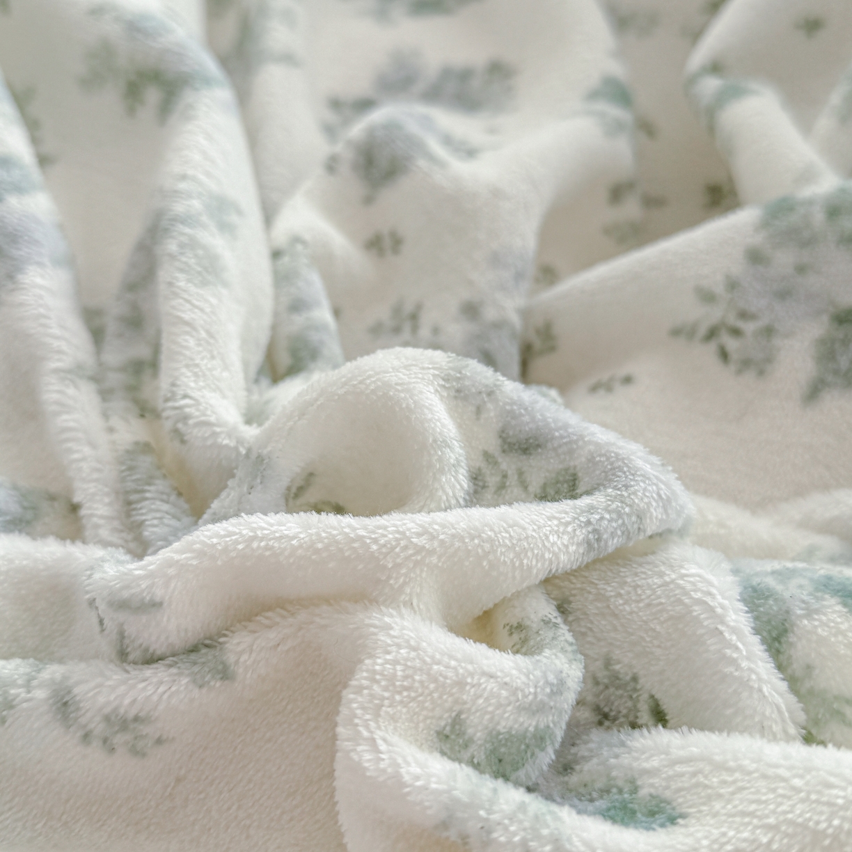 91家纺网 家纺一手货源 找家纺 橘子家 2025轻奢法式花边公主风婴儿绒牛奶绒高克重四件套 云漫