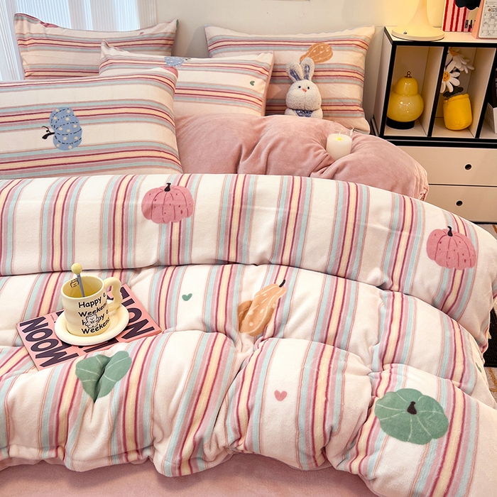 91家纺网 家纺一手货源 找家纺 HL原创 2025新款牛奶绒四件套 彩条南瓜