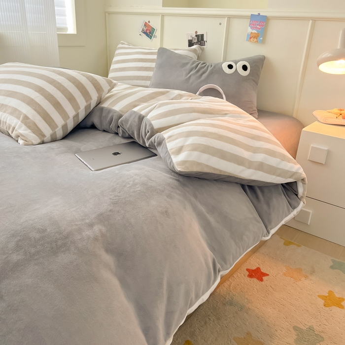 91家纺网 家纺一手货源 找家纺 悦织湾家纺 2025新款简约牛奶绒眼睛系列纯色条纹轻奢时尚卡通冬季加厚保暖学生宿舍三四件套 简约牛奶绒浅灰+条纹咖