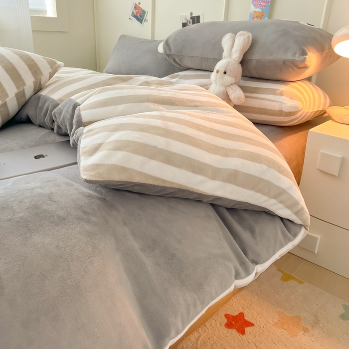 91家纺网 家纺一手货源 找家纺 悦织湾家纺 2025新款简约牛奶绒眼睛系列纯色条纹轻奢时尚卡通冬季加厚保暖学生宿舍三四件套 简约牛奶绒浅灰+条纹咖