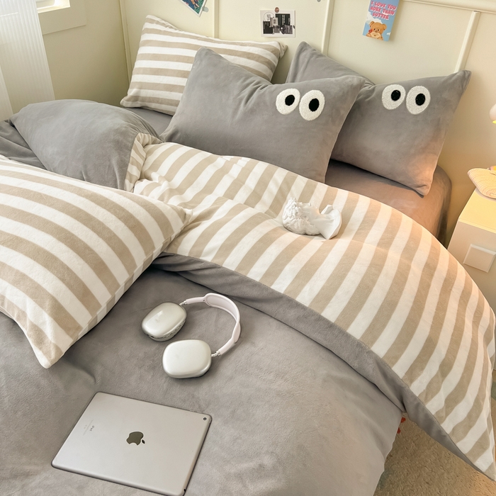 91家纺网 家纺一手货源 找家纺 悦织湾家纺 2025新款简约牛奶绒眼睛系列纯色条纹轻奢时尚卡通冬季加厚保暖学生宿舍三四件套 简约牛奶绒浅灰+条纹咖