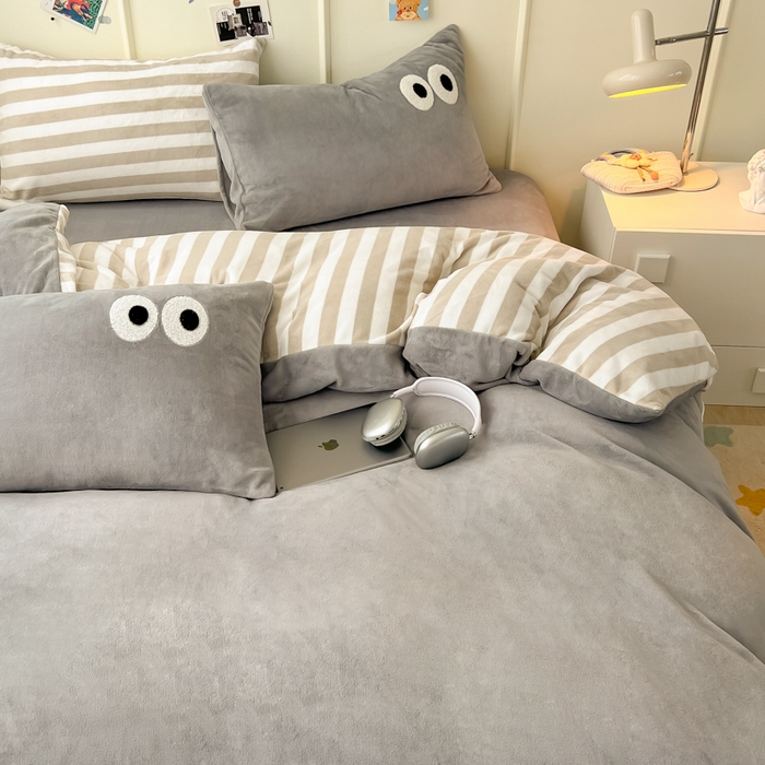 91家纺网 家纺一手货源 找家纺 悦织湾家纺 2025新款简约牛奶绒眼睛系列纯色条纹轻奢时尚卡通冬季加厚保暖学生宿舍三四件套 简约牛奶绒浅灰+条纹咖