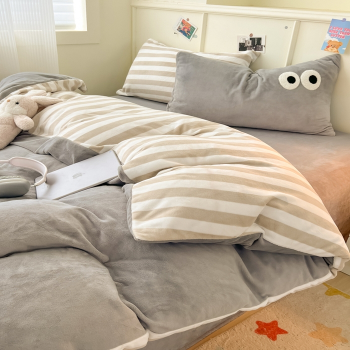 91家纺网 家纺一手货源 找家纺 悦织湾家纺 2025新款简约牛奶绒眼睛系列纯色条纹轻奢时尚卡通冬季加厚保暖学生宿舍三四件套 简约牛奶绒浅灰+条纹咖