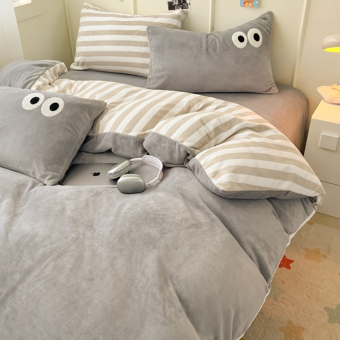 91家纺网 家纺一手货源 找家纺 悦织湾家纺 2025新款简约牛奶绒眼睛系列纯色条纹轻奢时尚卡通冬季加厚保暖学生宿舍三四件套 简约牛奶绒浅灰+条纹咖