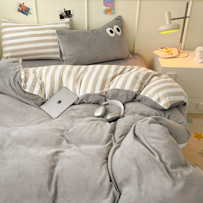 91家纺网 家纺一手货源 找家纺 悦织湾家纺 2025新款简约牛奶绒眼睛系列纯色条纹轻奢时尚卡通冬季加厚保暖学生宿舍三四件套 简约牛奶绒浅灰+条纹咖