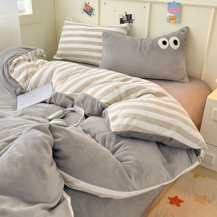 91家纺网 家纺一手货源 找家纺 悦织湾家纺 2025新款简约牛奶绒眼睛系列纯色条纹轻奢时尚卡通冬季加厚保暖学生宿舍三四件套 简约牛奶绒浅灰+条纹咖