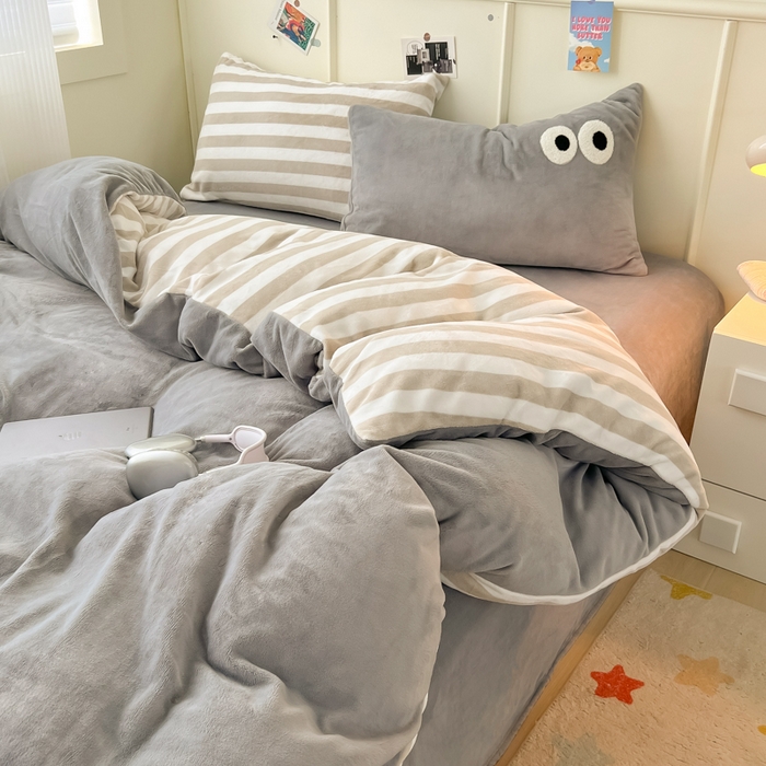 91家纺网 家纺一手货源 找家纺 悦织湾家纺 2025新款简约牛奶绒眼睛系列纯色条纹轻奢时尚卡通冬季加厚保暖学生宿舍三四件套 简约牛奶绒浅灰+条纹咖
