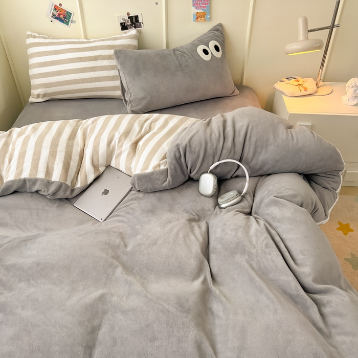 91家纺网 家纺一手货源 找家纺 悦织湾家纺 2025新款简约牛奶绒眼睛系列纯色条纹轻奢时尚卡通冬季加厚保暖学生宿舍三四件套 简约牛奶绒浅灰+条纹咖