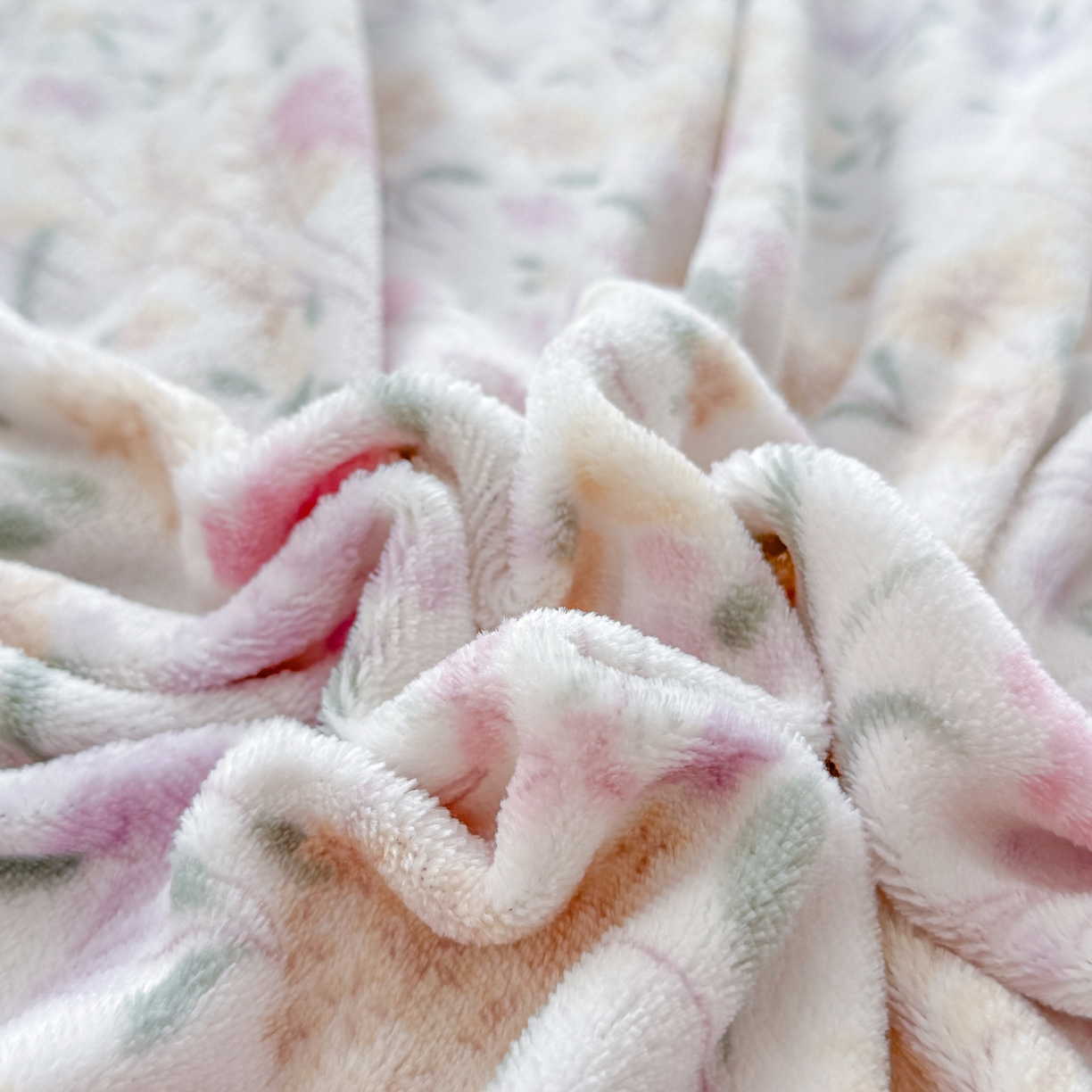 91家纺网 家纺一手货源 找家纺 橘子家 2025轻奢法式花边公主风婴儿绒牛奶绒高克重四件套 枝蔓