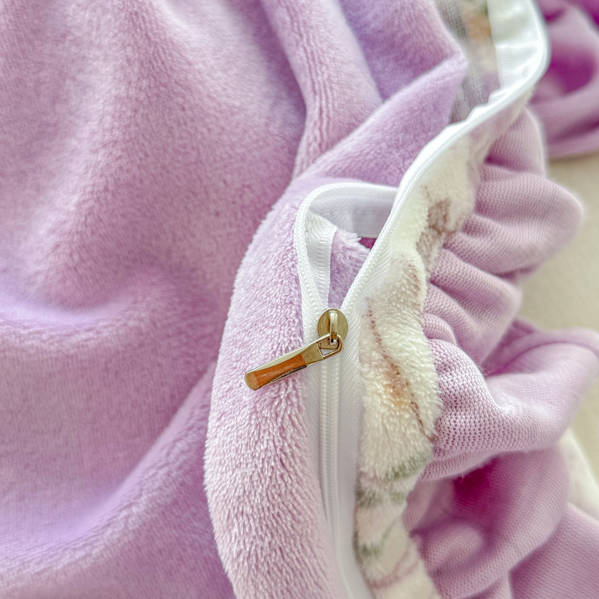 91家纺网 家纺一手货源 找家纺 橘子家 2025轻奢法式花边公主风婴儿绒牛奶绒高克重四件套 枝蔓