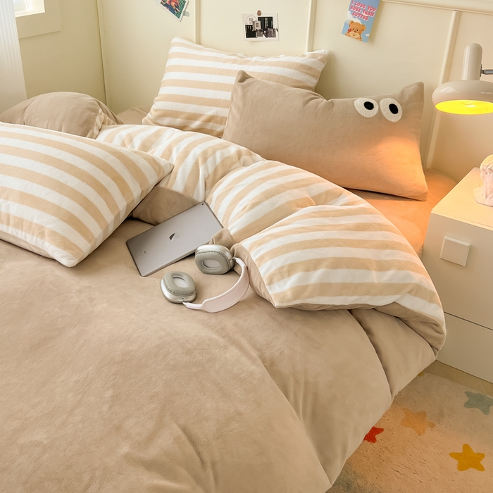 91家纺网 家纺一手货源 找家纺 悦织湾家纺 2025新款简约牛奶绒眼睛系列纯色条纹轻奢时尚卡通冬季加厚保暖学生宿舍三四件套 筒约牛奶绒咖苏条