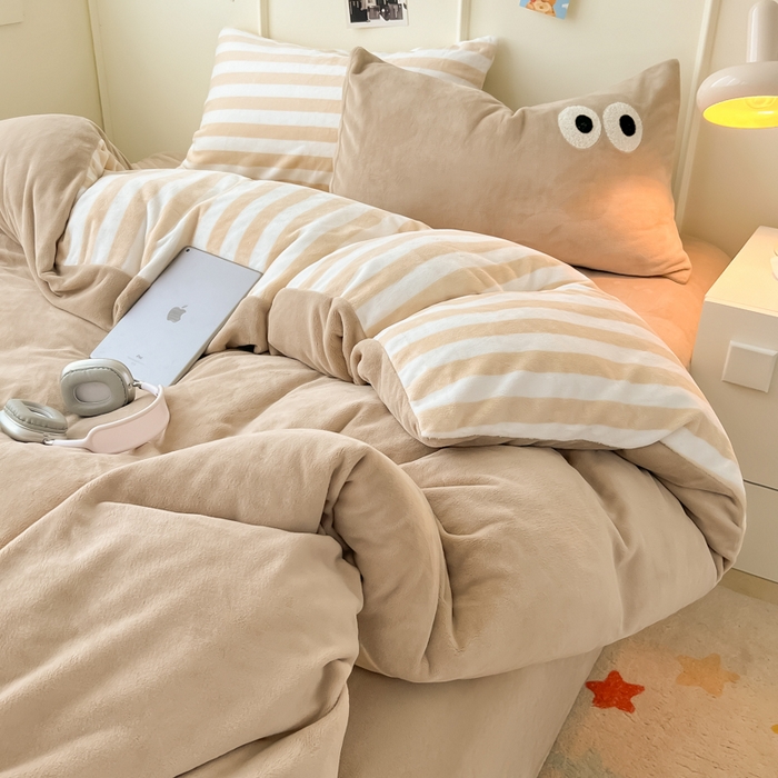 91家纺网 家纺一手货源 找家纺 悦织湾家纺 2025新款简约牛奶绒眼睛系列纯色条纹轻奢时尚卡通冬季加厚保暖学生宿舍三四件套 筒约牛奶绒咖苏条