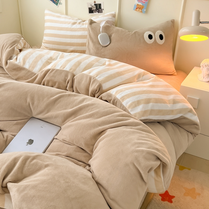 91家纺网 家纺一手货源 找家纺 悦织湾家纺 2025新款简约牛奶绒眼睛系列纯色条纹轻奢时尚卡通冬季加厚保暖学生宿舍三四件套 筒约牛奶绒咖苏条