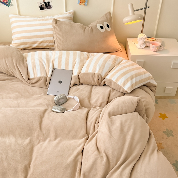 91家纺网 家纺一手货源 找家纺 悦织湾家纺 2025新款简约牛奶绒眼睛系列纯色条纹轻奢时尚卡通冬季加厚保暖学生宿舍三四件套 筒约牛奶绒咖苏条