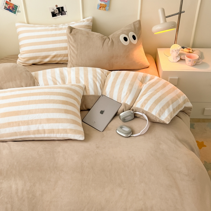 91家纺网 家纺一手货源 找家纺 悦织湾家纺 2025新款简约牛奶绒眼睛系列纯色条纹轻奢时尚卡通冬季加厚保暖学生宿舍三四件套 筒约牛奶绒咖苏条
