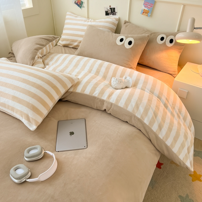 91家纺网 家纺一手货源 找家纺 悦织湾家纺 2025新款简约牛奶绒眼睛系列纯色条纹轻奢时尚卡通冬季加厚保暖学生宿舍三四件套 筒约牛奶绒咖苏条