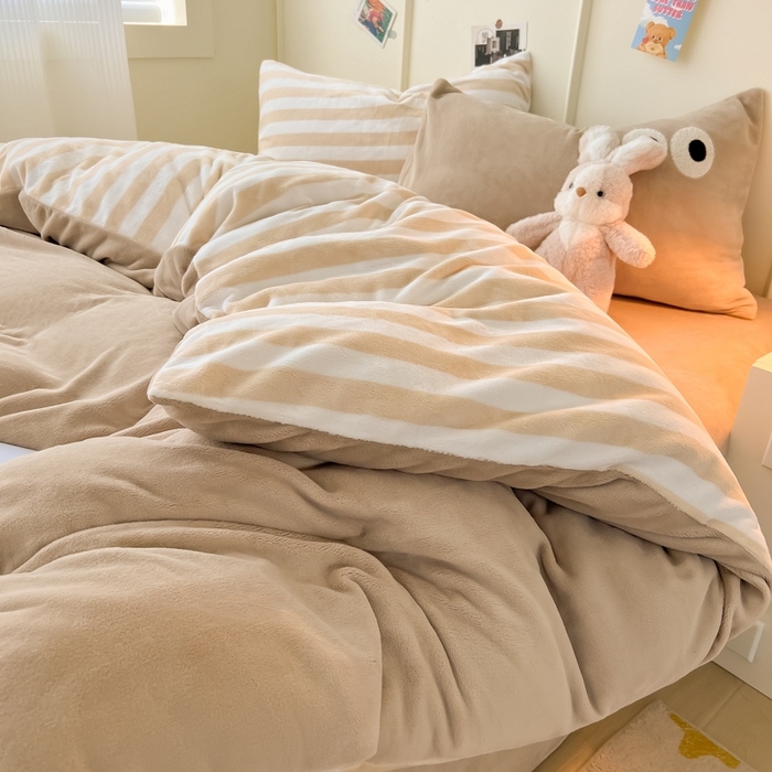 91家纺网 家纺一手货源 找家纺 悦织湾家纺 2025新款简约牛奶绒眼睛系列纯色条纹轻奢时尚卡通冬季加厚保暖学生宿舍三四件套 筒约牛奶绒咖苏条