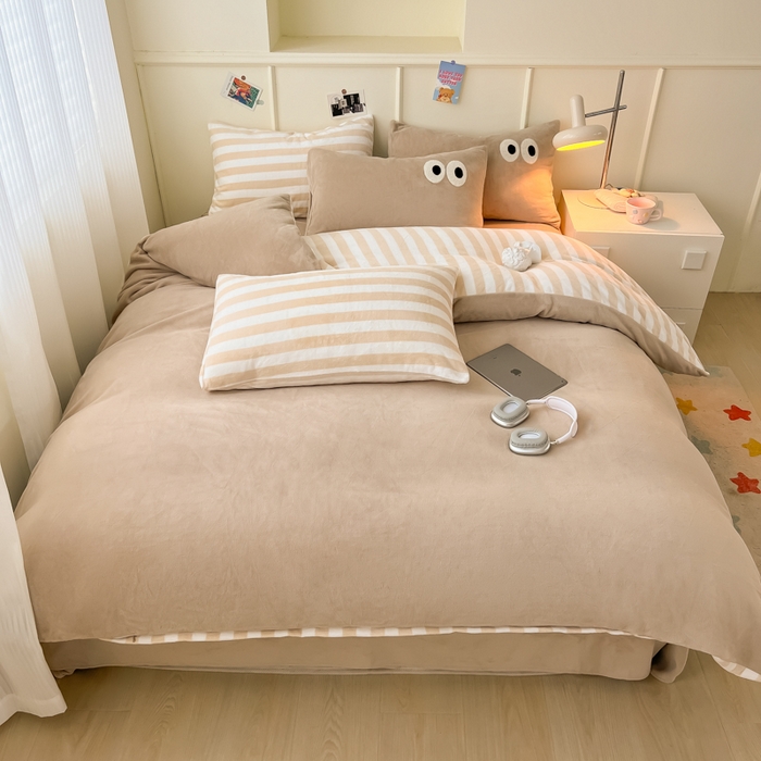 91家纺网 家纺一手货源 找家纺 悦织湾家纺 2025新款简约牛奶绒眼睛系列纯色条纹轻奢时尚卡通冬季加厚保暖学生宿舍三四件套 筒约牛奶绒咖苏条