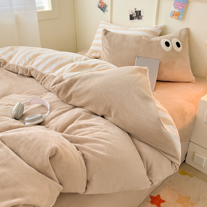 91家纺网 家纺一手货源 找家纺 悦织湾家纺 2025新款简约牛奶绒眼睛系列纯色条纹轻奢时尚卡通冬季加厚保暖学生宿舍三四件套 筒约牛奶绒咖苏条