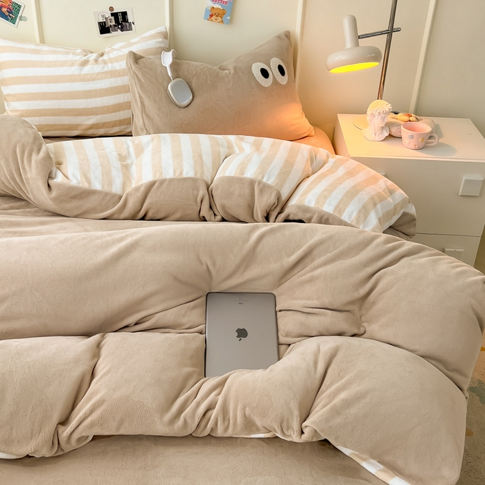 91家纺网 家纺一手货源 找家纺 悦织湾家纺 2025新款简约牛奶绒眼睛系列纯色条纹轻奢时尚卡通冬季加厚保暖学生宿舍三四件套 筒约牛奶绒咖苏条