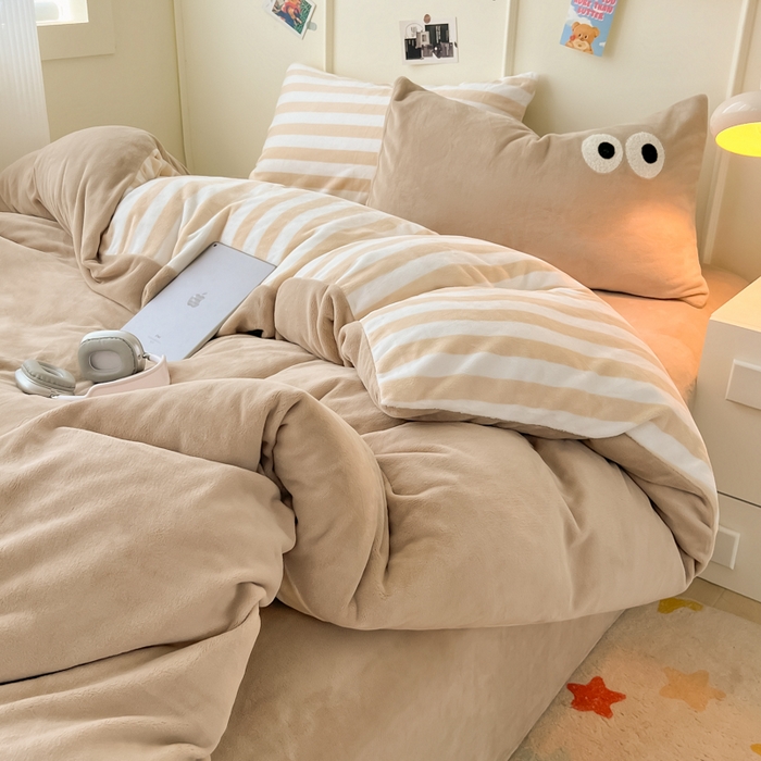 91家纺网 家纺一手货源 找家纺 悦织湾家纺 2025新款简约牛奶绒眼睛系列纯色条纹轻奢时尚卡通冬季加厚保暖学生宿舍三四件套 筒约牛奶绒咖苏条