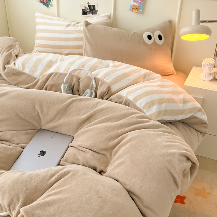 91家纺网 家纺一手货源 找家纺 悦织湾家纺 2025新款简约牛奶绒眼睛系列纯色条纹轻奢时尚卡通冬季加厚保暖学生宿舍三四件套 筒约牛奶绒咖苏条